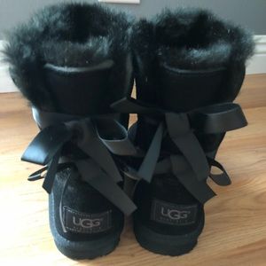 Uggs short black with bow